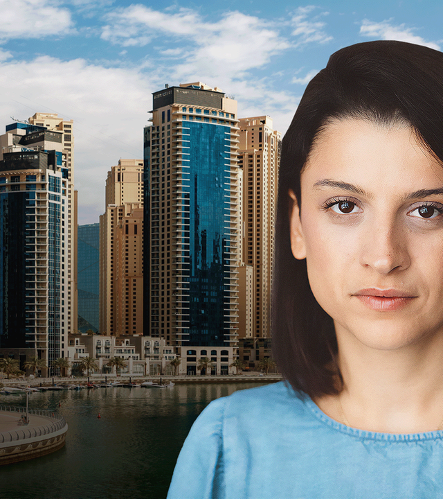 Marta Orosz, Host frontal YouTube, vor Skyline Dubai