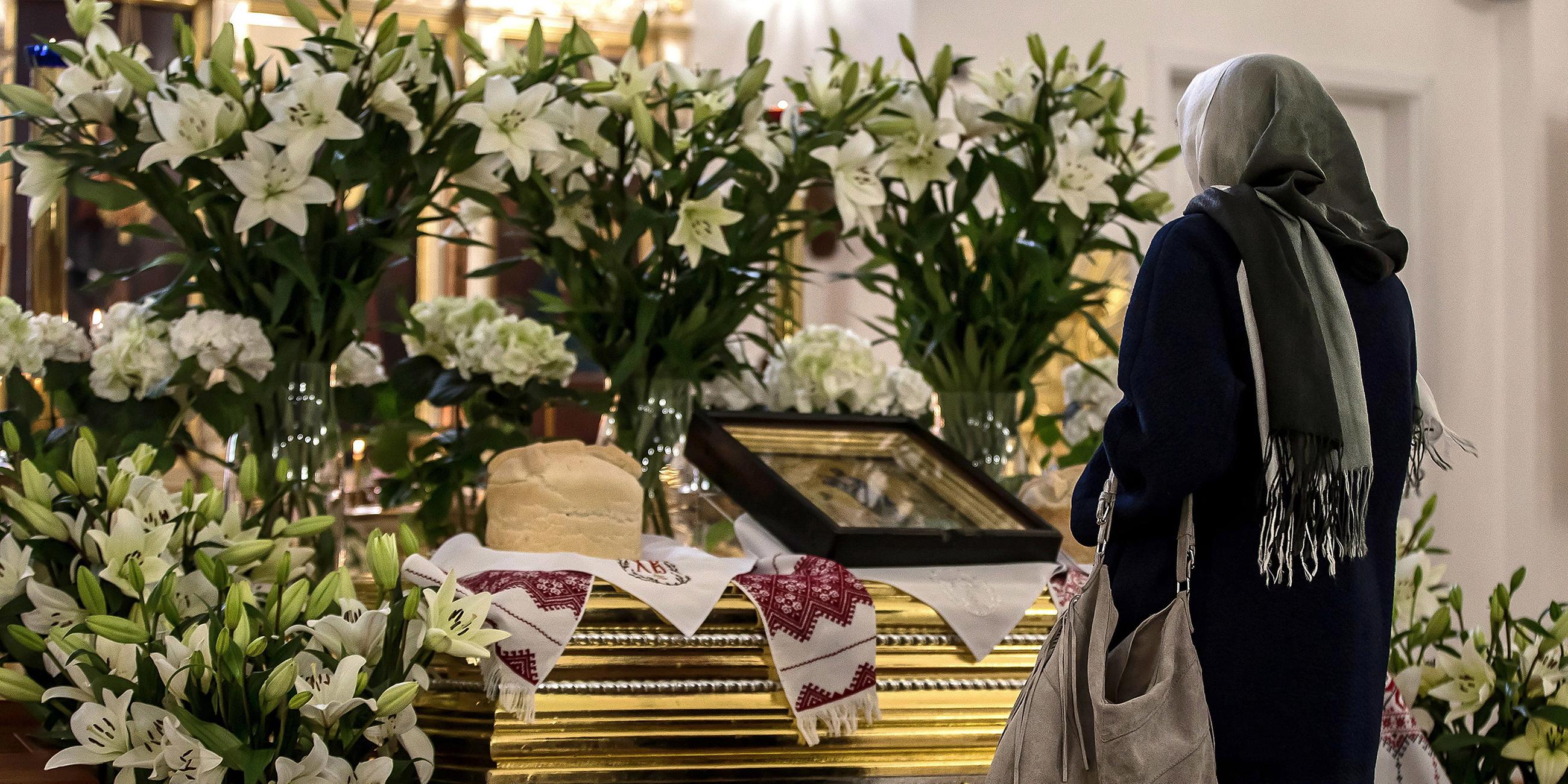 Polen, Krakau: Gläubige orthodoxe Frau vor der Ikone der Jungfrau Maria.