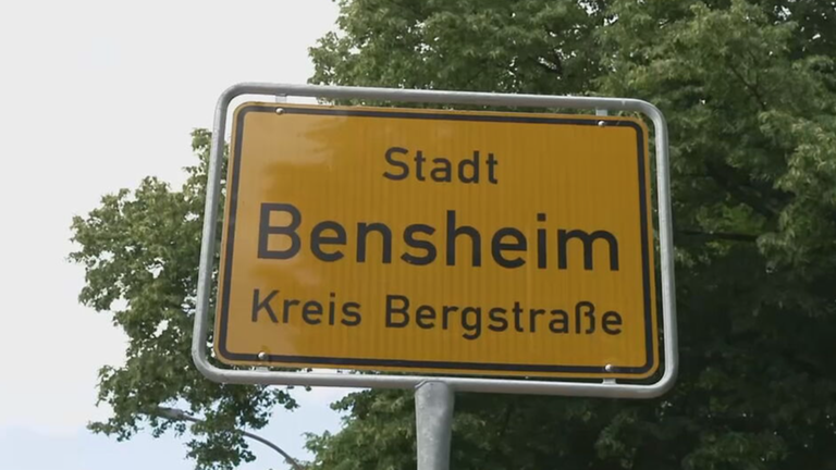 Ortsschild wandert in die falsche Richtung