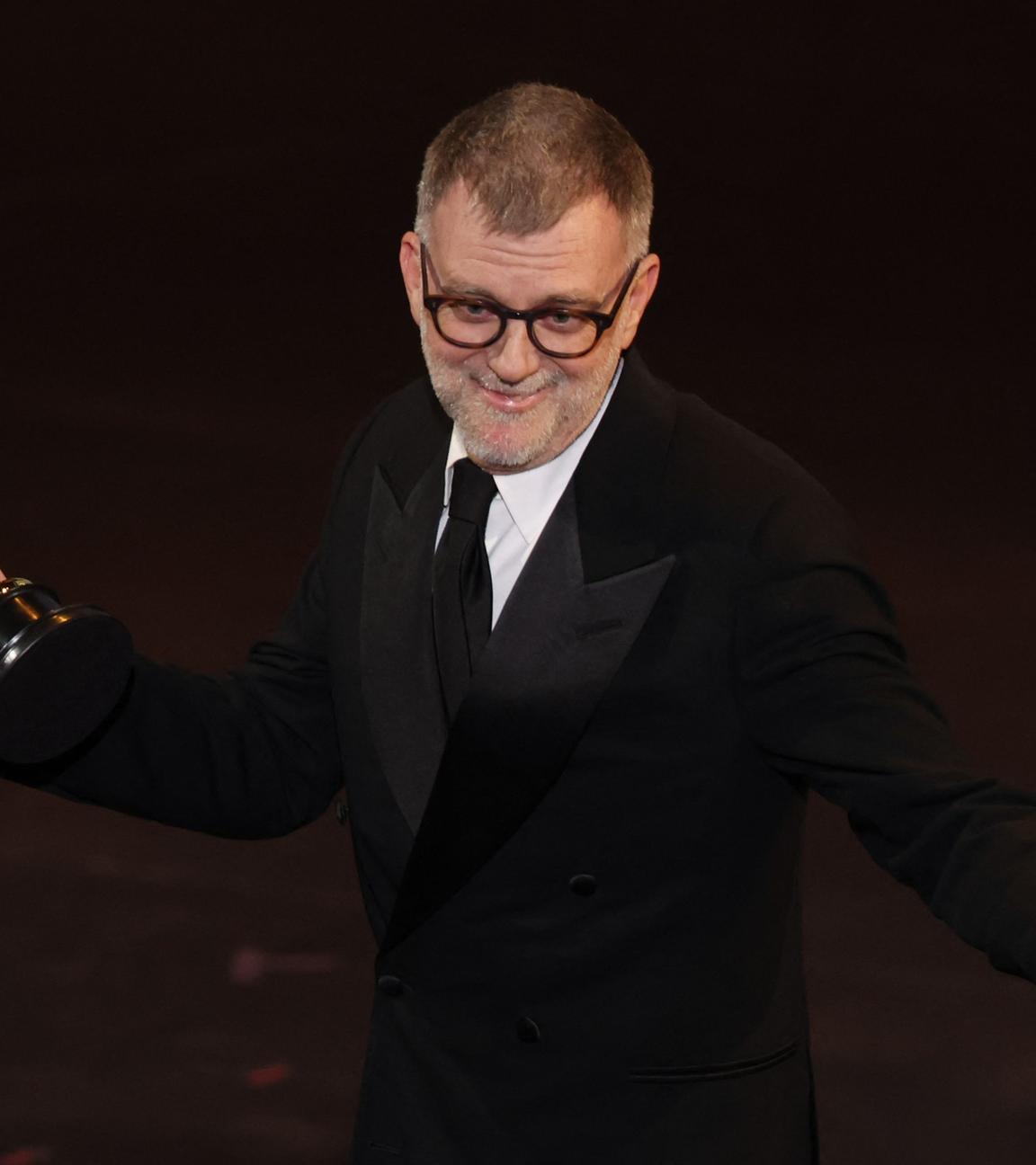 Der US-amerikanische Regisseur Paul Thomas Anderson nimmt den Oscar für das beste adaptierte Drehbuch für "One Battle after another" entgegen.