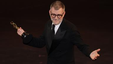 Der US-amerikanische Regisseur Paul Thomas Anderson nimmt den Oscar für das beste adaptierte Drehbuch für "One Battle after another" entgegen.