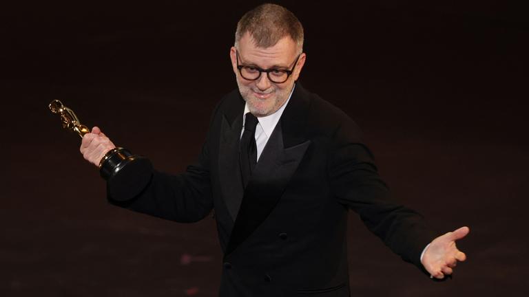 Der US-amerikanische Regisseur Paul Thomas Anderson nimmt den Oscar für das beste adaptierte Drehbuch für "One Battle after another" entgegen.