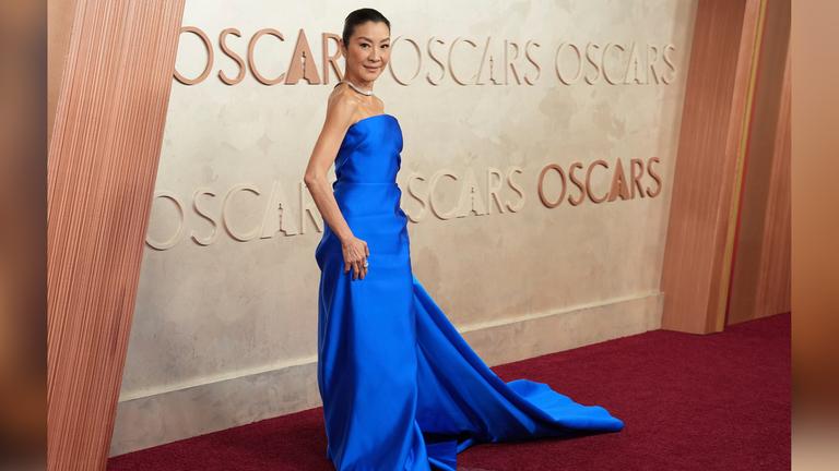 Michelle Yeoh kommt zur Oscar-Verleihung.