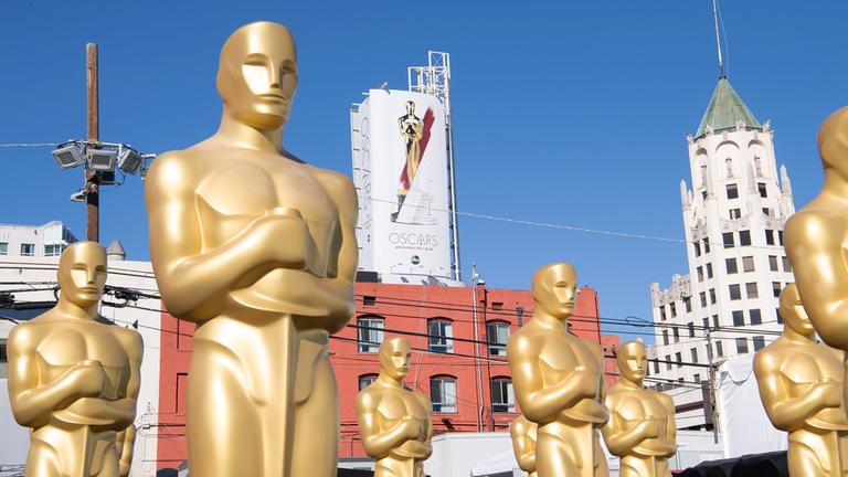 Lebensgroße Oscar-Statuen aus Plastik