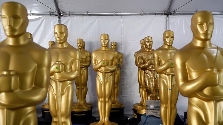 Oscar-Statuen in einer Halle.