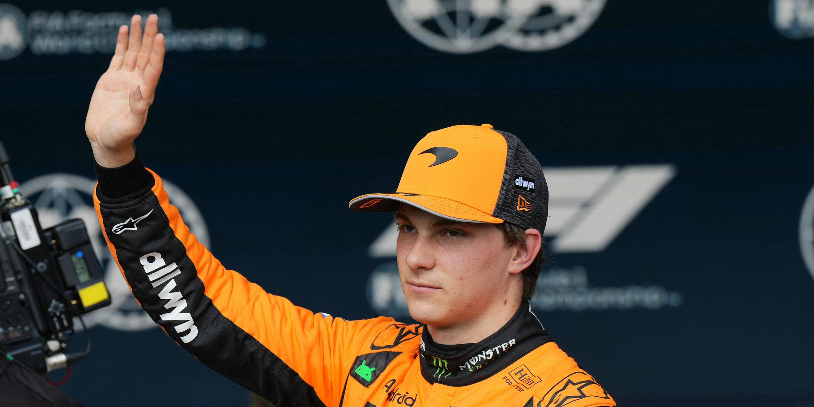 Der australische Fahrer Oscar Piastri winkt, nachdem er das Sprint-Qualifying des Formel-1-Grand-Prix von Belgien auf dem Circuit Spa-Francorchamps in Spa am 25. Juli 2025 gewonnen hat.