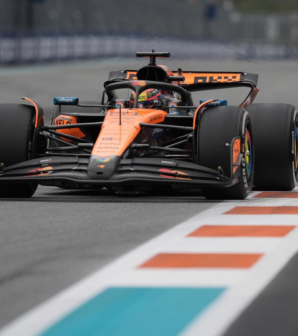 Oscar Piastri fährt in seinem McLaren-Rennwagen
