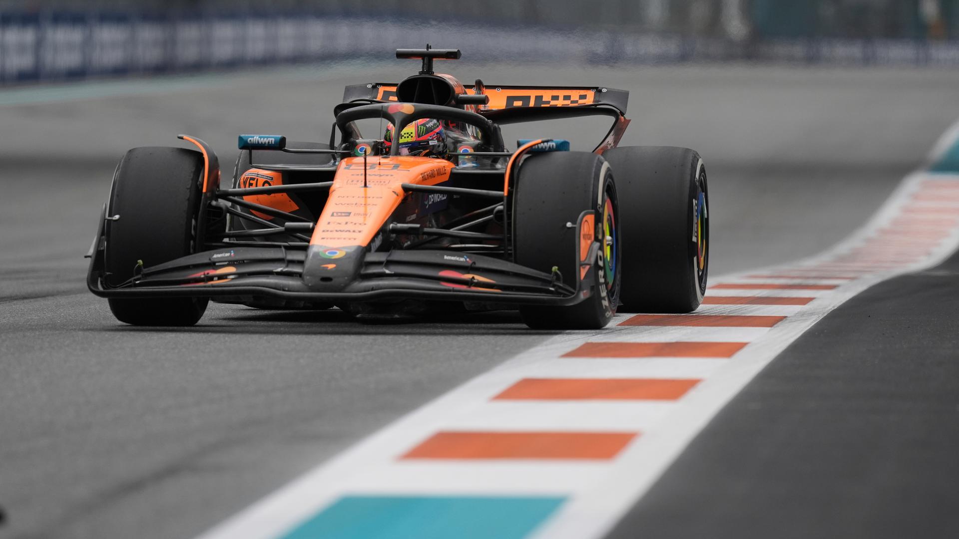 Oscar Piastri fährt in seinem McLaren-Rennwagen