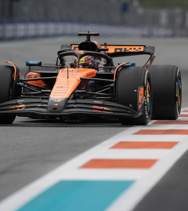 Oscar Piastri fährt in seinem McLaren-Rennwagen