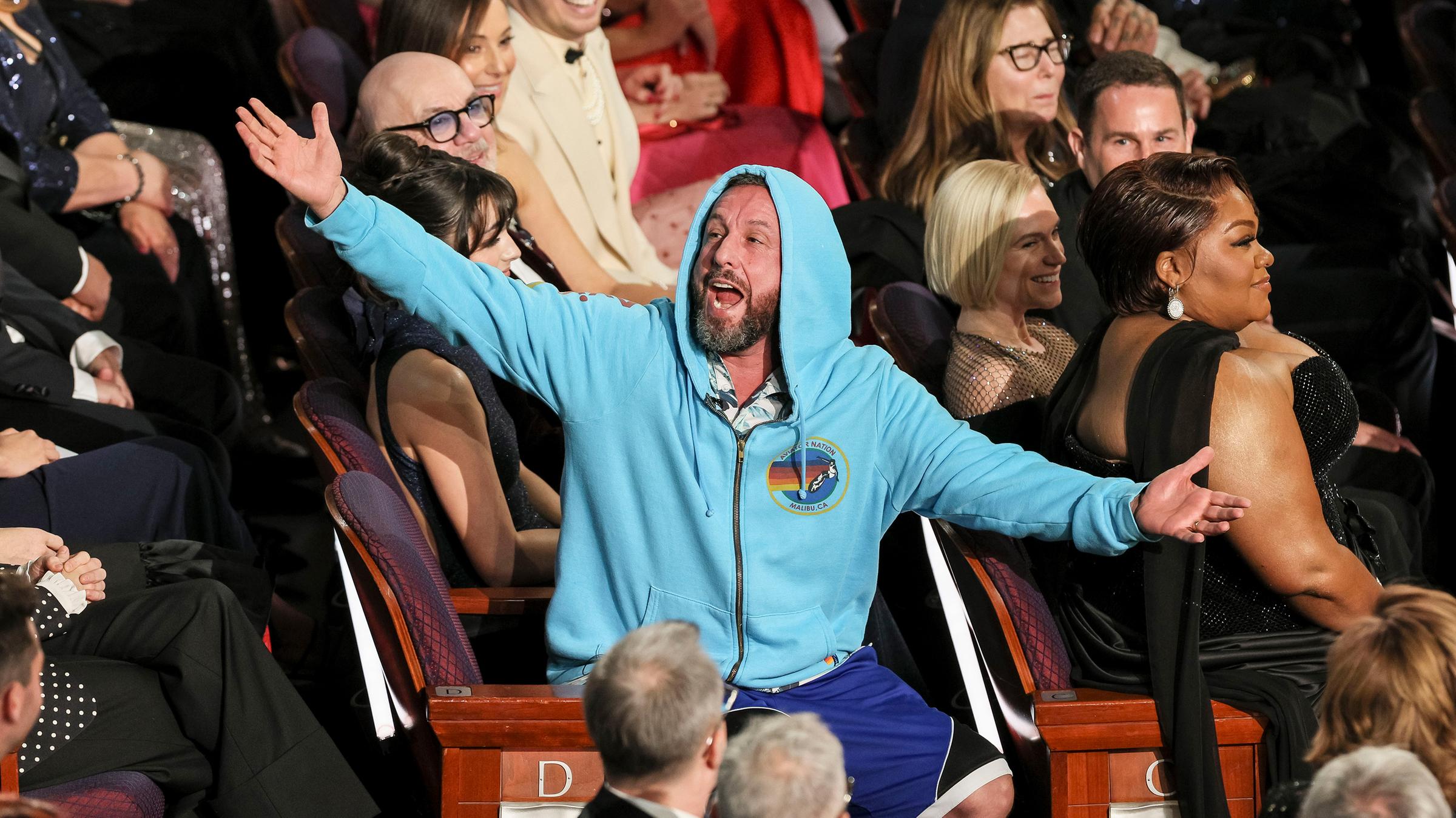 Der Schauspieler Adam Sandler mit Hoodie im Publikum