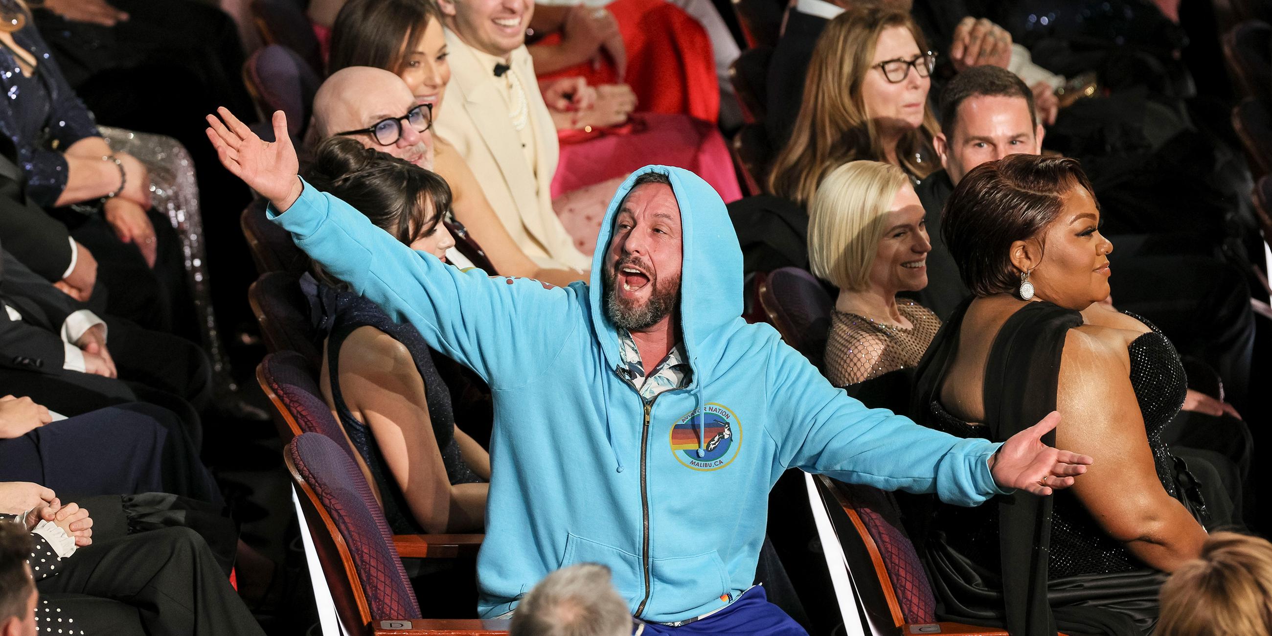 Der Schauspieler Adam Sandler mit Hoodie im Publikum