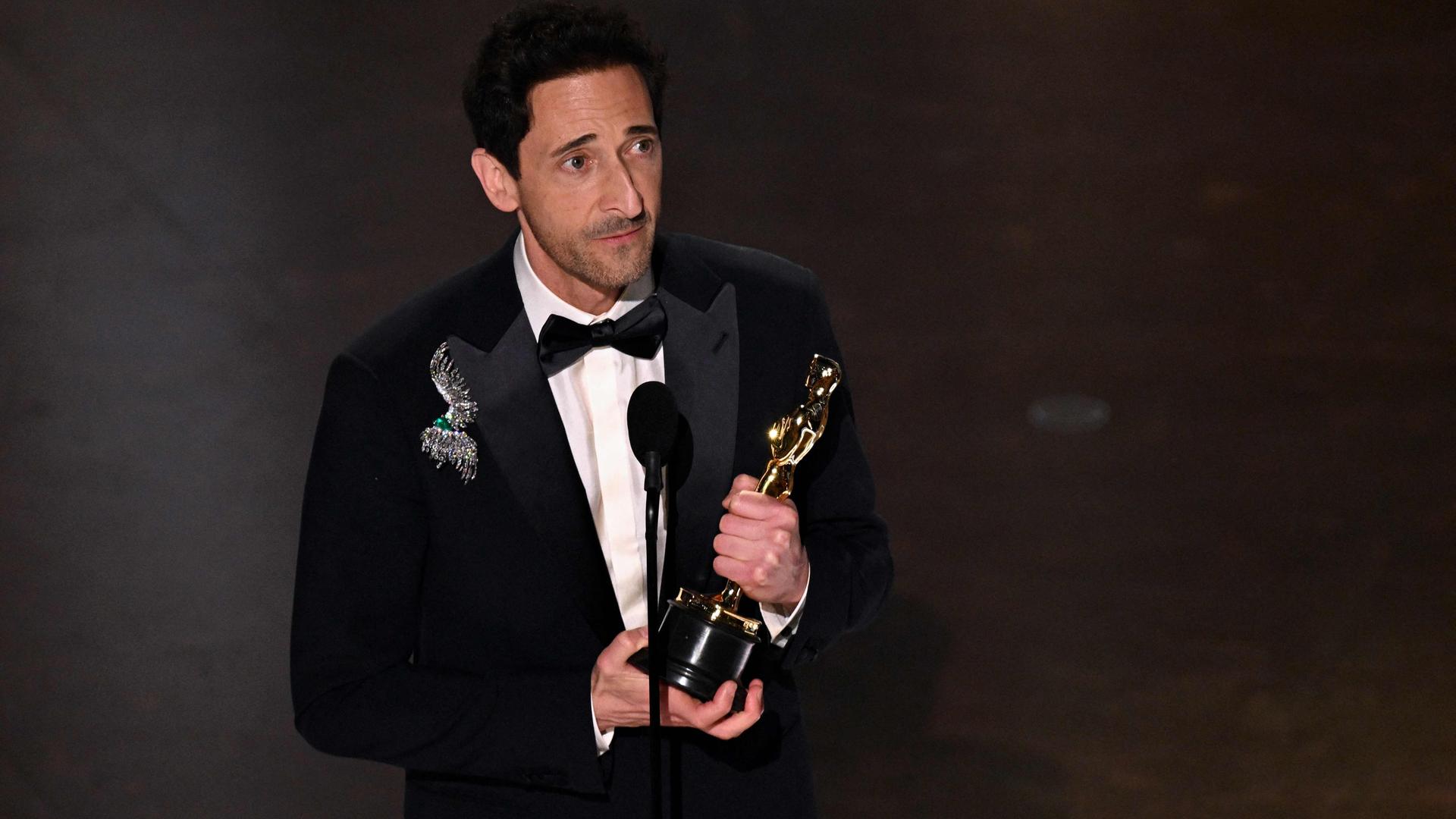 US-Schauspieler Adrien Brody nimmt den Preis für den besten Hauptdarsteller während der 97. Oscar-Verleihung entgegen