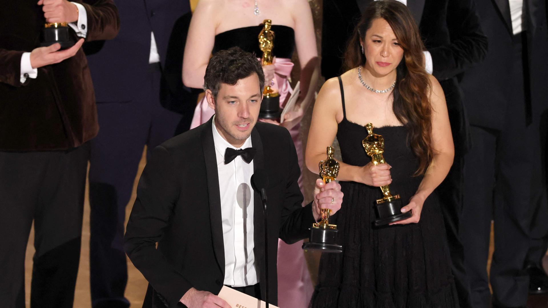 Darsteller und Crew nehmen den Preis für den besten Film für "Anora" während der 97. Oscar-Verleihung entgegen