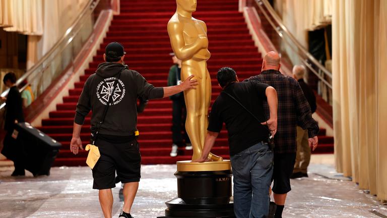 Arbeiter transportieren eine Oscar-Statue auf dem roten Teppich während der Vorbereitungen für die 97. jährliche Oscar-Verleihung im Dolby Theatre at Ovation Hollywood in Los Angeles, Kalifornien, USA, 01. März 2025. Die Oscars werden am 02. März 2025 für herausragende individuelle oder kollektive Leistungen im Bereich des Filmschaffens verliehen. 