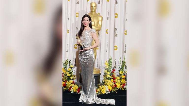 Sandra Bullock hält ihren Oscar in den Händen