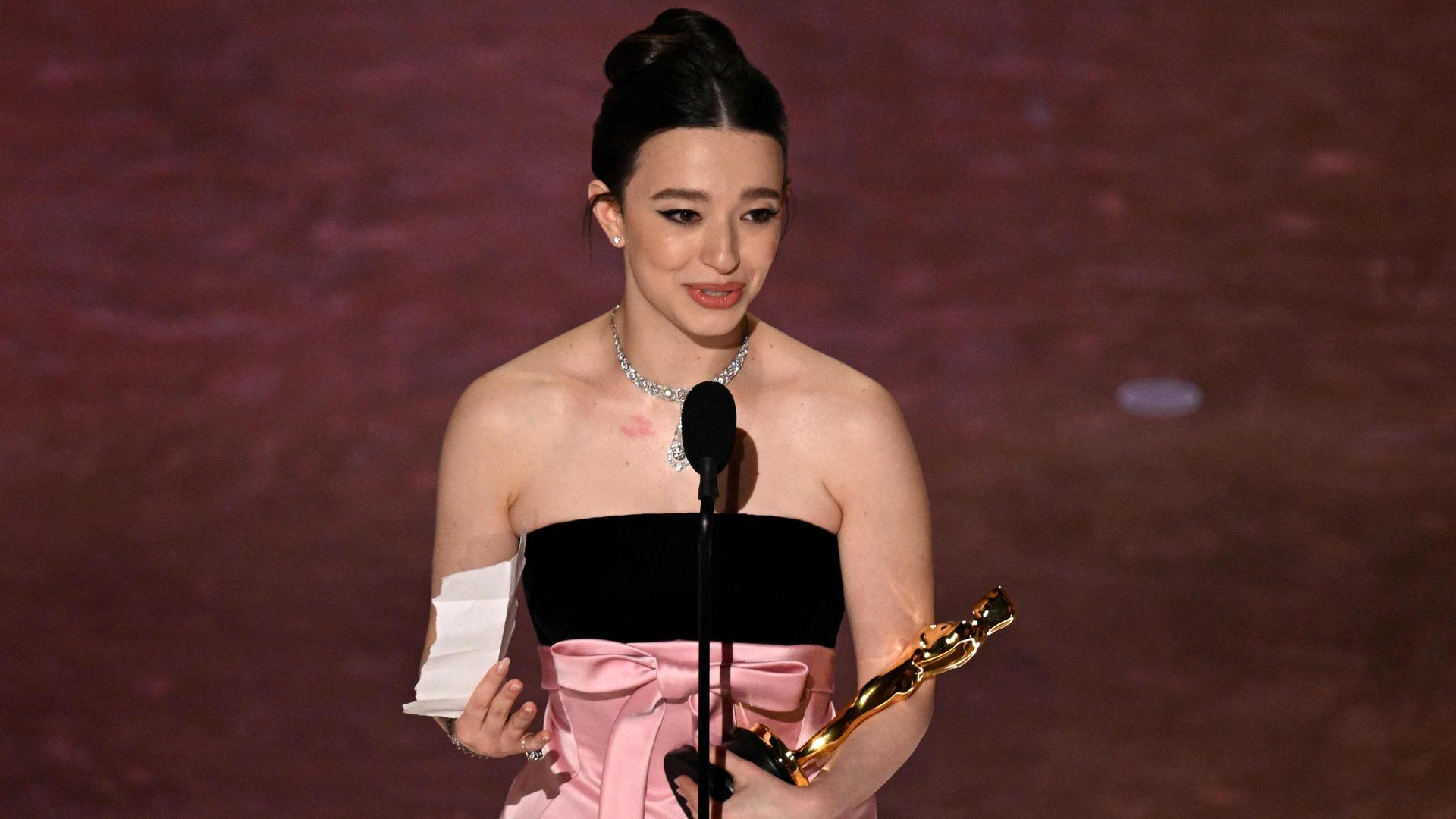 Mikey Madison nimmt den Preis für die beste Hauptdarstellerin für "Anora" während der 97. Oscar-Verleihung entgegen