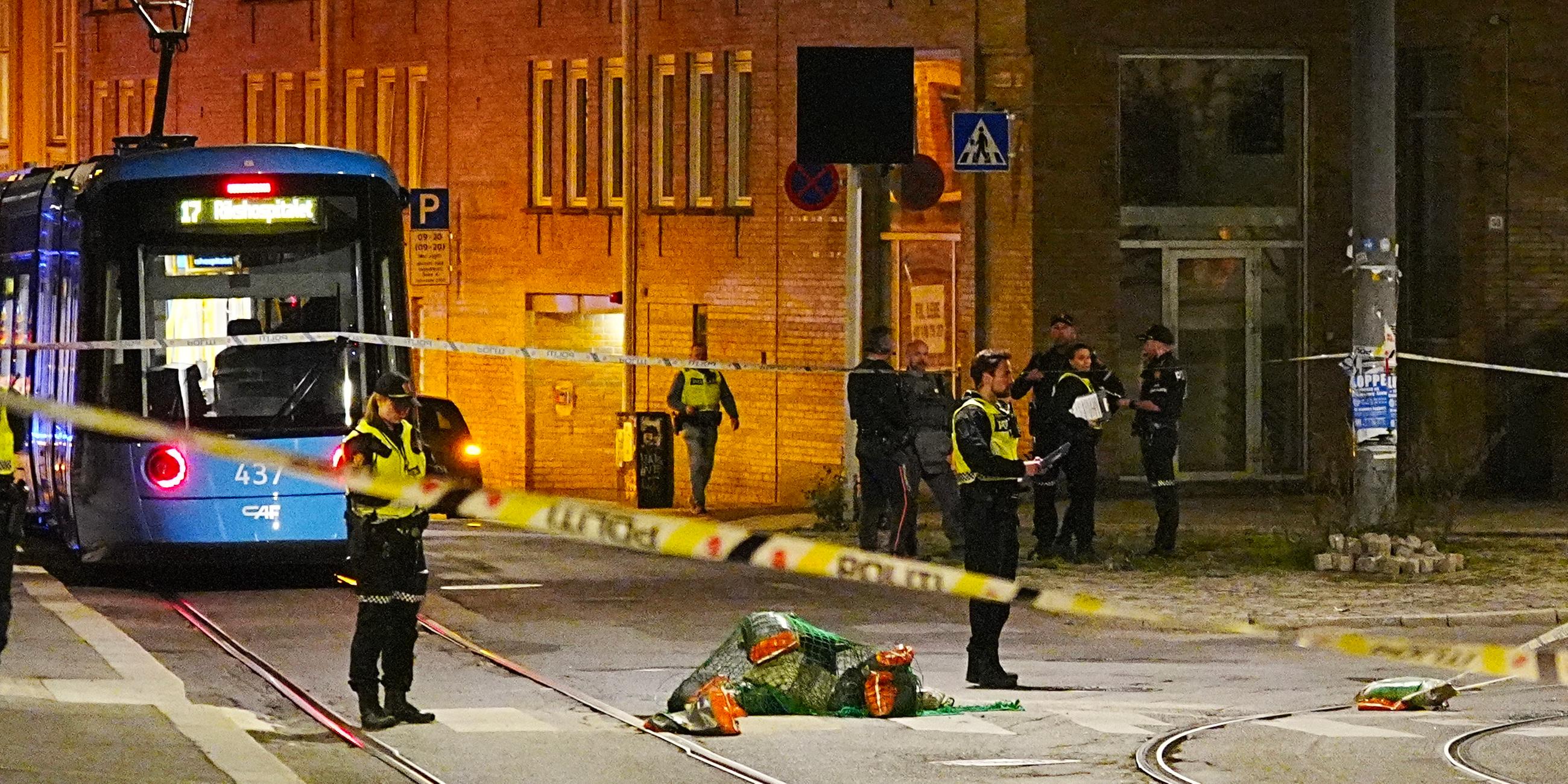 Einsatzkräfte rücken nach einer Explosion in Oslo aus.