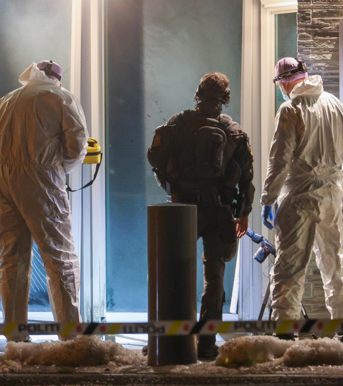 Polizisten und Techniker sind am Sonntagabend vor der amerikanischen Botschaft in Oslo im Einsatz, nachdem dort ein lauter Knall gemeldet worden war.