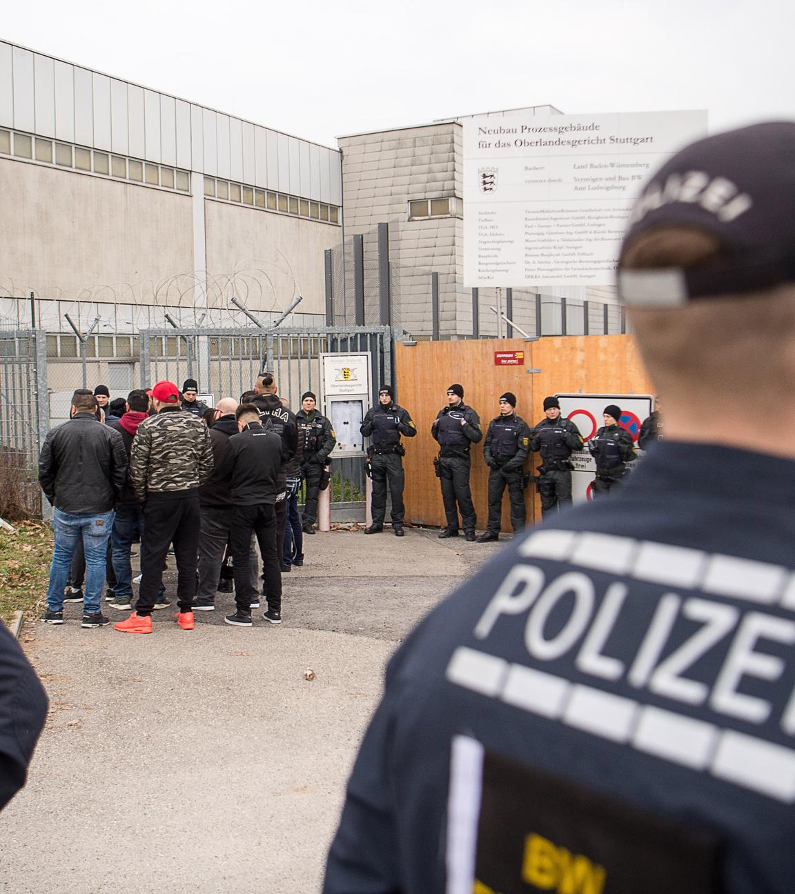 Besucher vor dem Gerichtsgebäude in Stuttgart (26.03.2018)