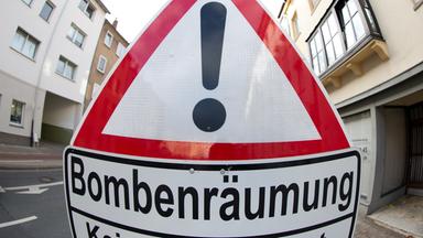 Auf einem Verkehrsschild wird am 27.10.2013 in Osnabrück auf eine Bombenräumung hingewiesen (Symbolbild).