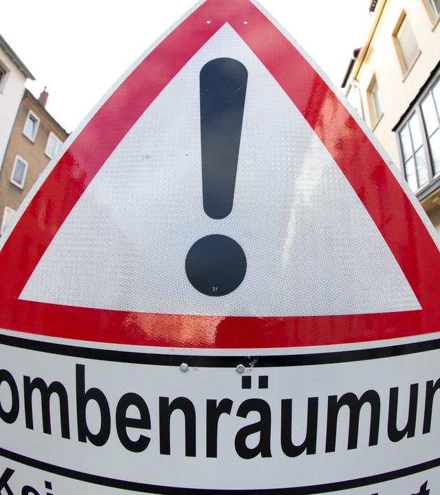 Auf einem Verkehrsschild wird am 27.10.2013 in Osnabrück auf eine Bombenräumung hingewiesen (Symbolbild).