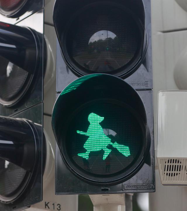 Eine Hexenampel regelt in Wernigerode den Fußgängerverkehr.