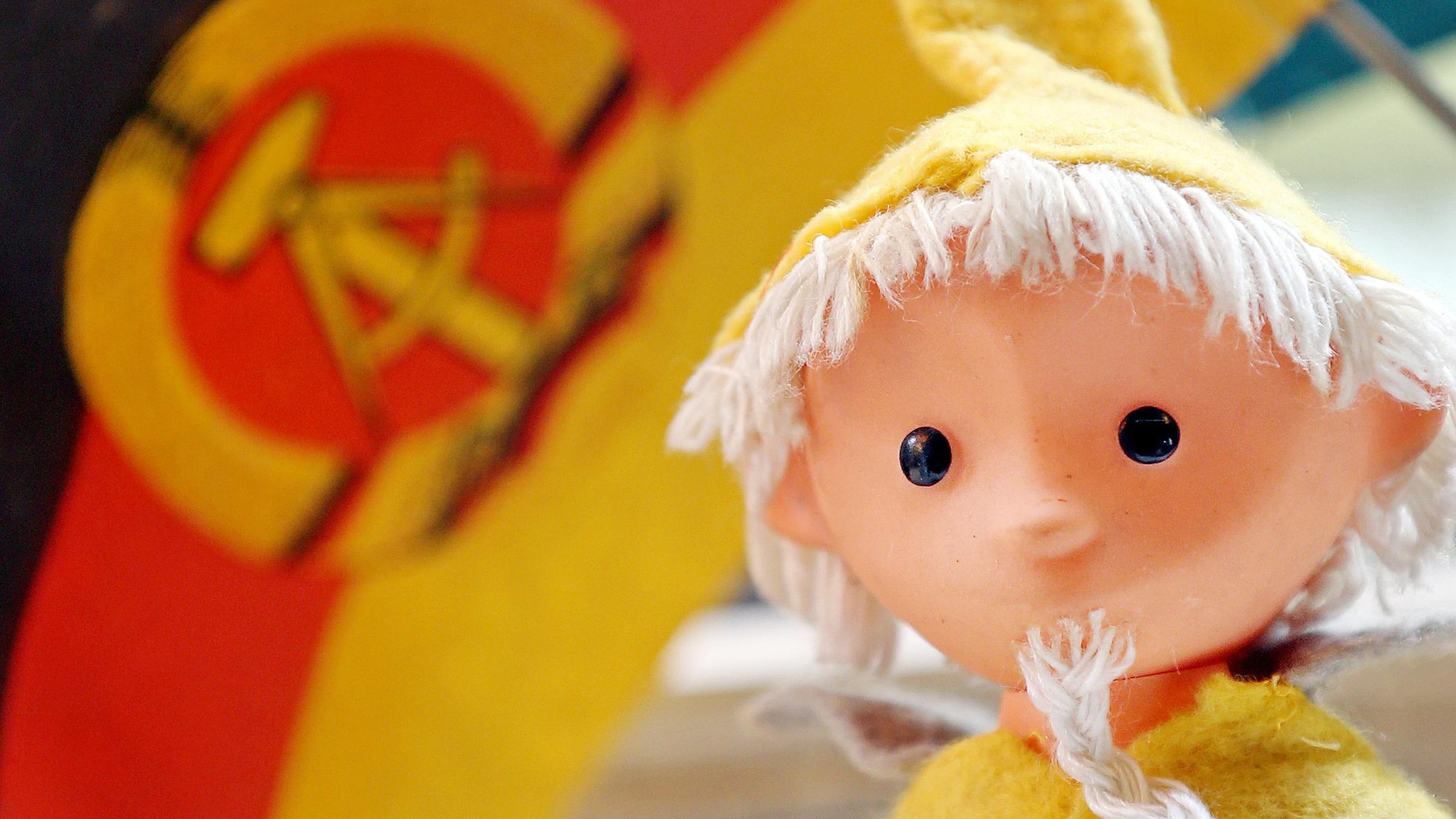 Ost-Sandmännchen vor DDR-Flagge (Archivbild)