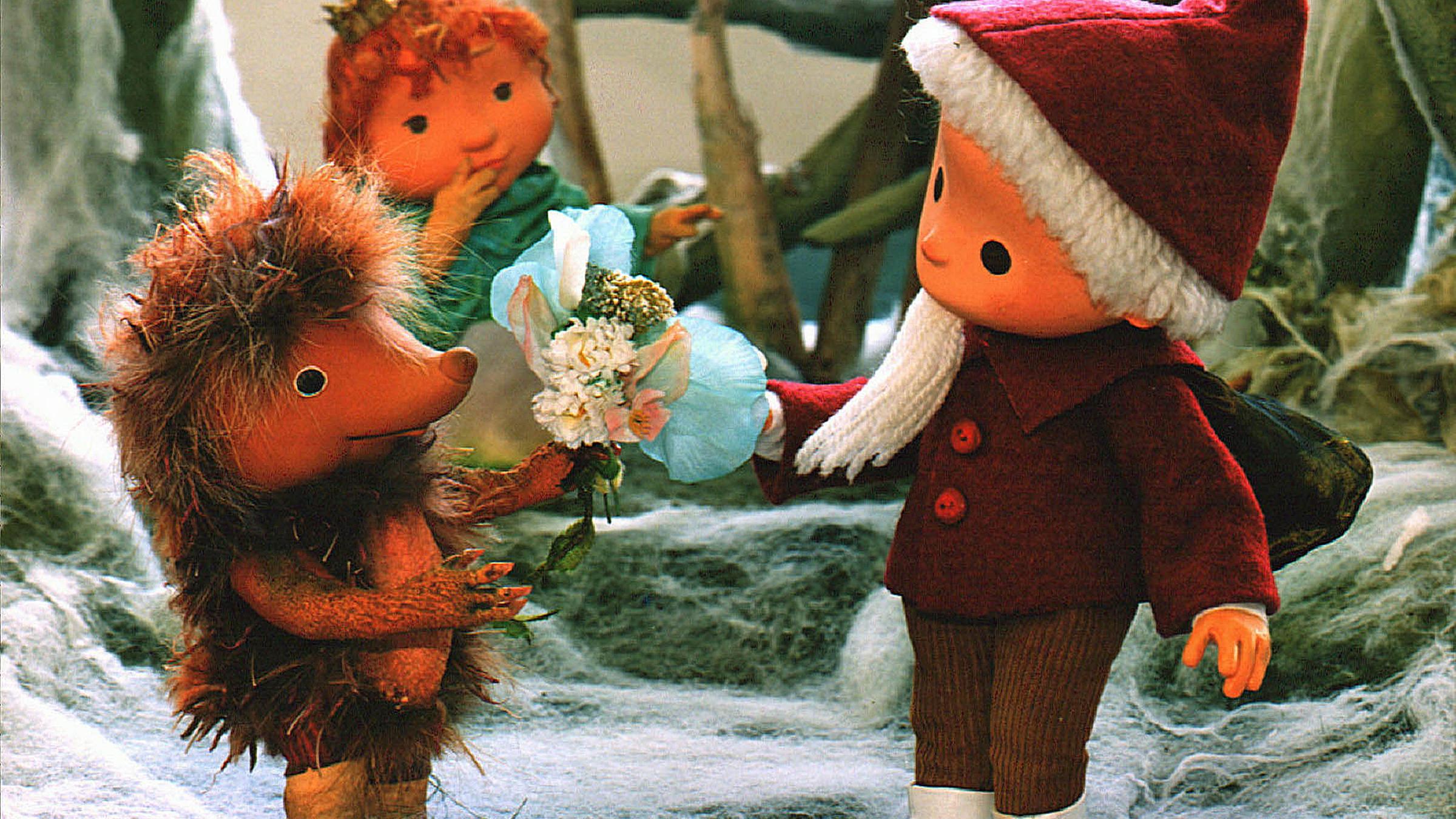 Igel Hans überreicht dem Sandmännchen einen Blumenstrauss (Archivbild vom November 1994). 