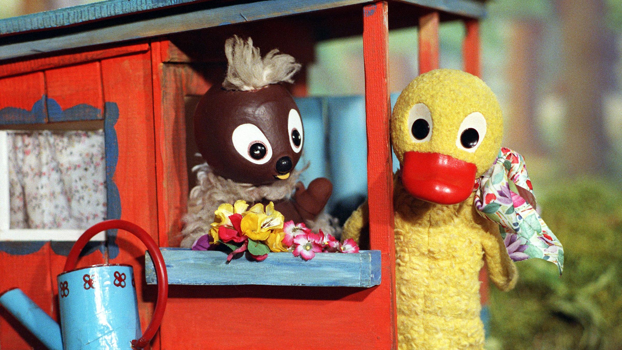 Archiv: Pittiplatsch "Der Liebe", ein kleiner Kobold, und Schnatterinchen, die vorsichtige, altkluge, naseweise Ente - zwei Handpuppen aus dem DEFA-Abendgrußstudio, die mit ihren Abenteuern Generationen von Kindern aus der ehemaligen DDR begeisterten. 