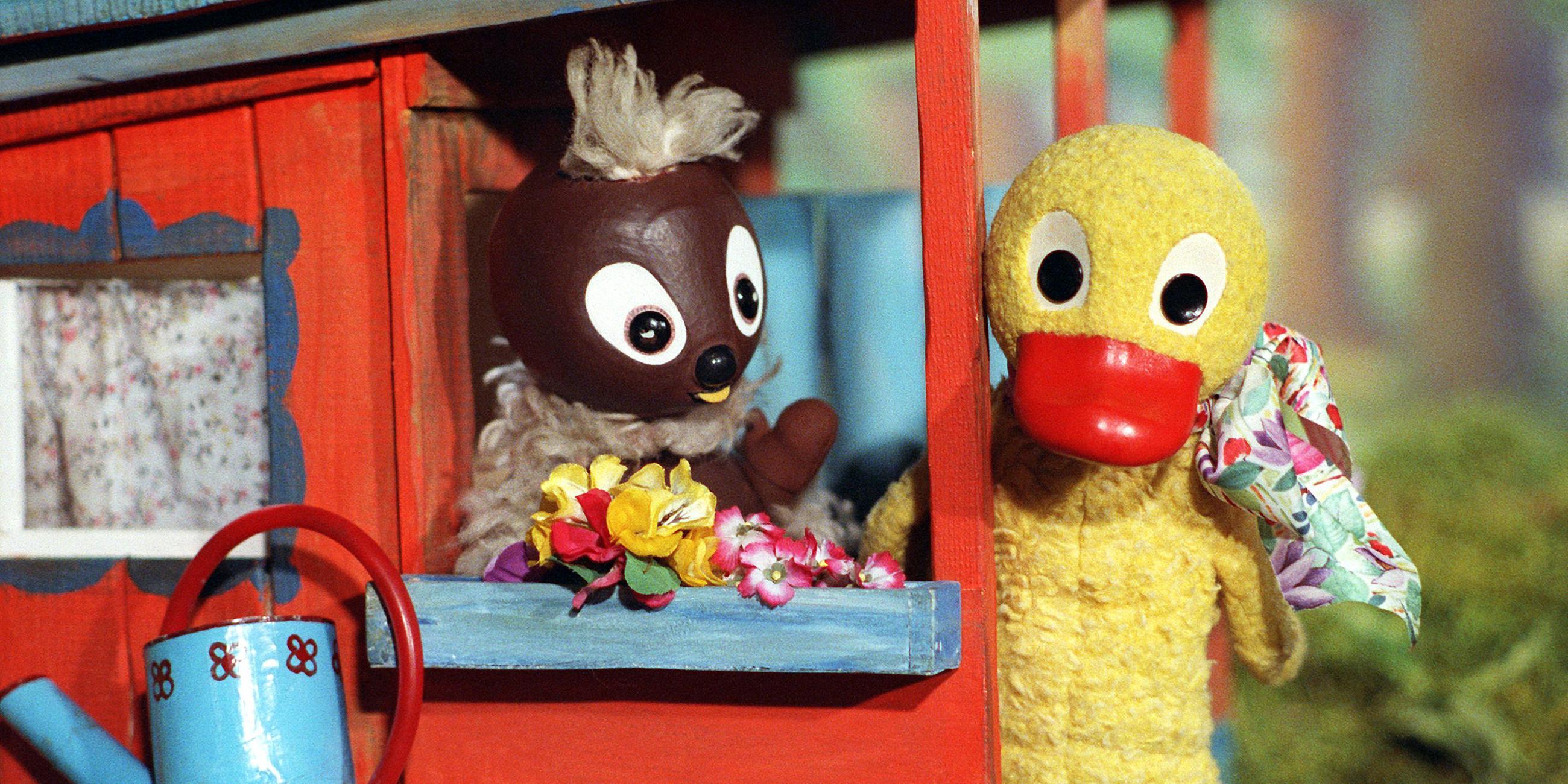 Archiv: Pittiplatsch "Der Liebe", ein kleiner Kobold, und Schnatterinchen, die vorsichtige, altkluge, naseweise Ente - zwei Handpuppen aus dem DEFA-Abendgrußstudio, die mit ihren Abenteuern Generationen von Kindern aus der ehemaligen DDR begeisterten. 