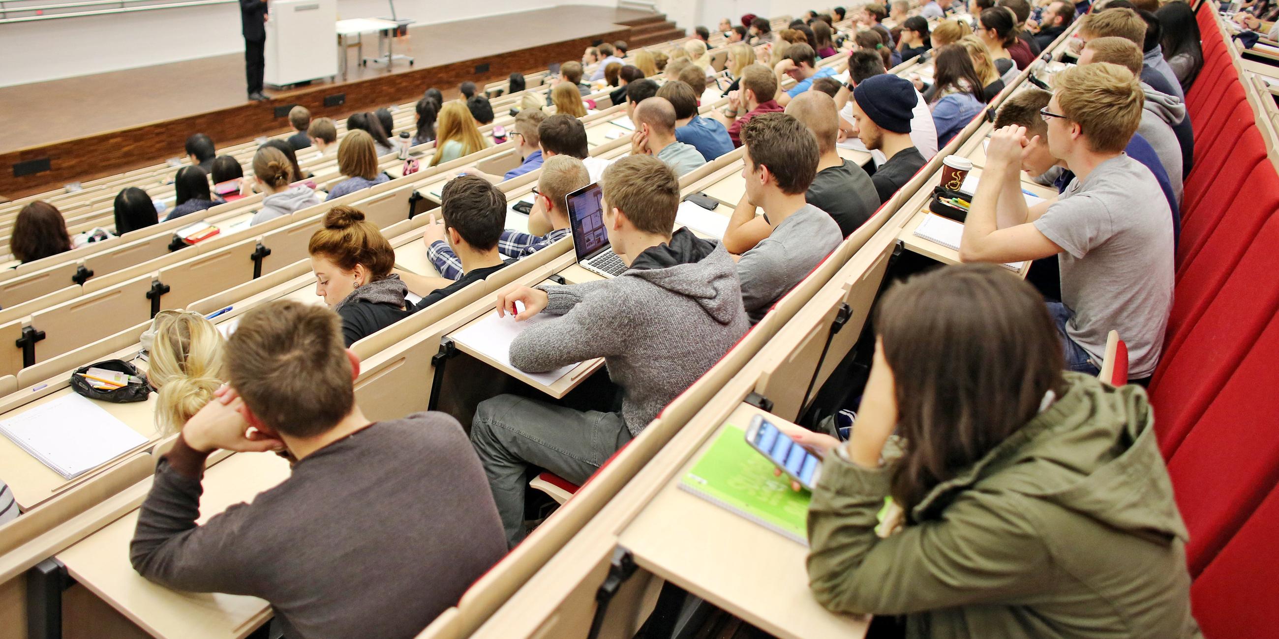 Ein Hörsaal der Universität Leipzig mit vielen Studenten
