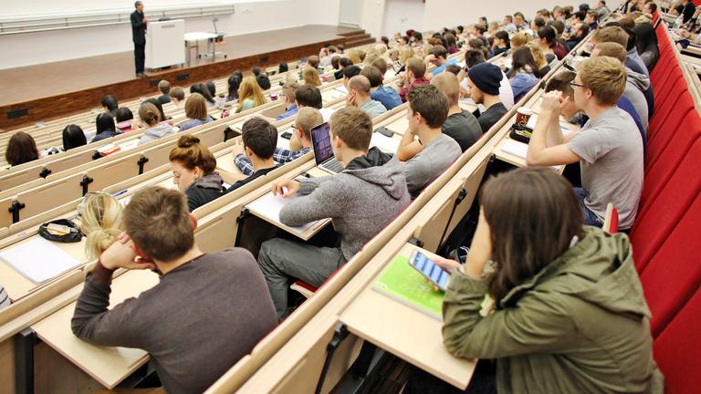 Ein Hörsaal der Universität Leipzig mit vielen Studenten