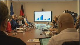 Ostdeutsche Wirtschaftsvertreter besprechen sich an einem Tisch