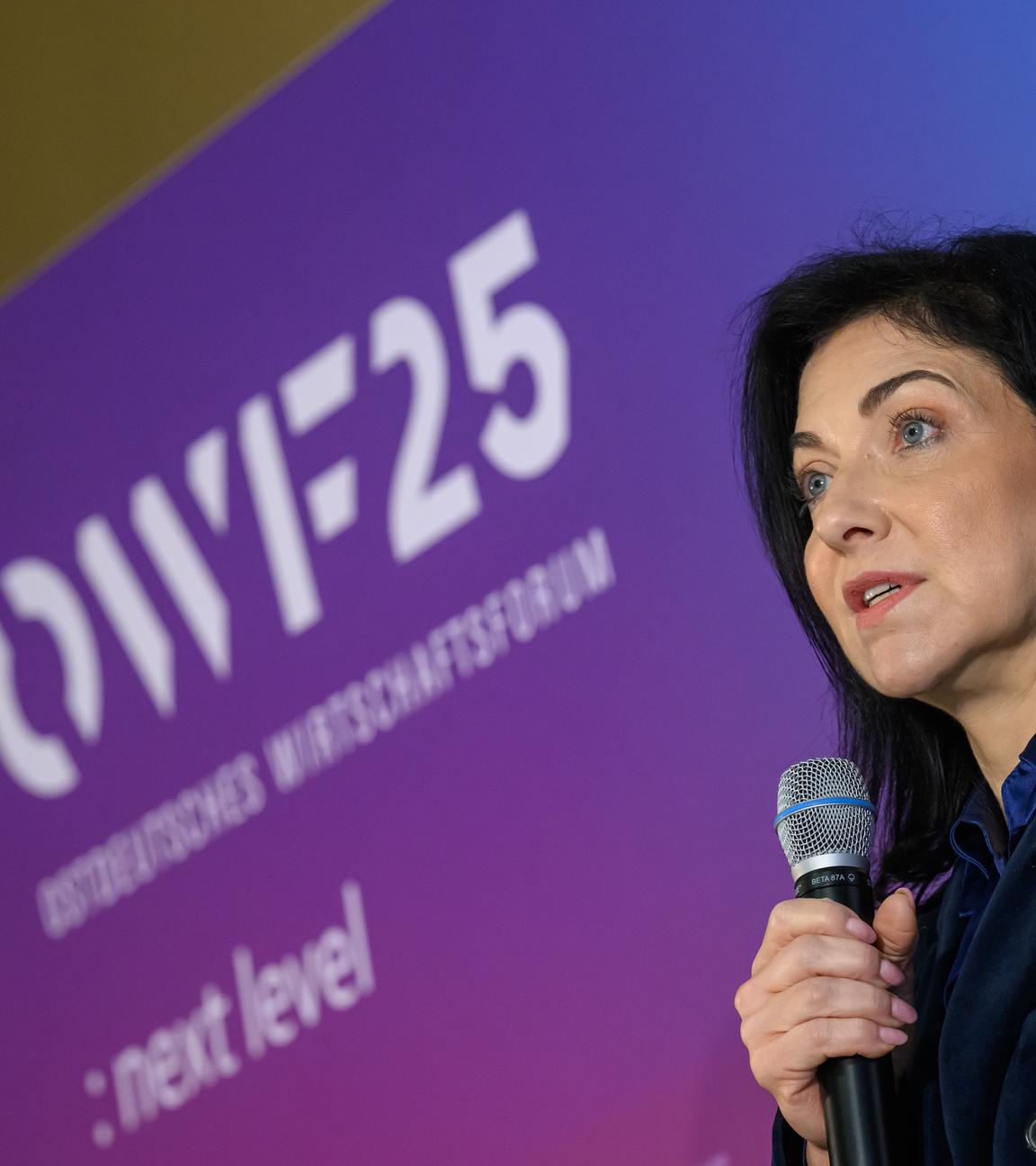 Katherina Reiche, Bundesministerin für Wirtschaft und Energie, spricht auf einer Pressekonferenz beim Ostdeutschen Wirtschaftsforum