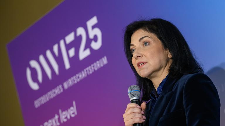 Katherina Reiche, Bundesministerin für Wirtschaft und Energie, spricht auf einer Pressekonferenz beim Ostdeutschen Wirtschaftsforum