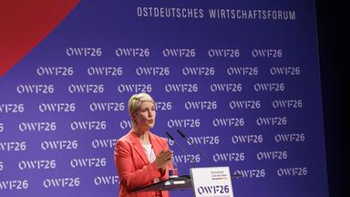Brandenburg: Bad Saarow: Die Mecklenburgische Ministerpräsidentin Manuela Schwesig spricht beim Auftakt des Ostdeutschen Wirtschaftsforums.