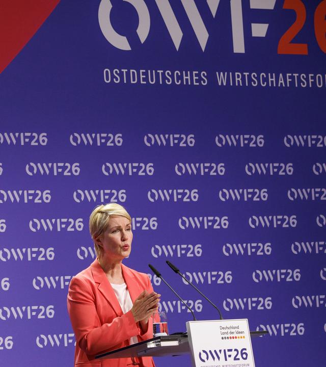 Brandenburg: Bad Saarow: Die Mecklenburgische Ministerpräsidentin Manuela Schwesig spricht beim Auftakt des Ostdeutschen Wirtschaftsforums.