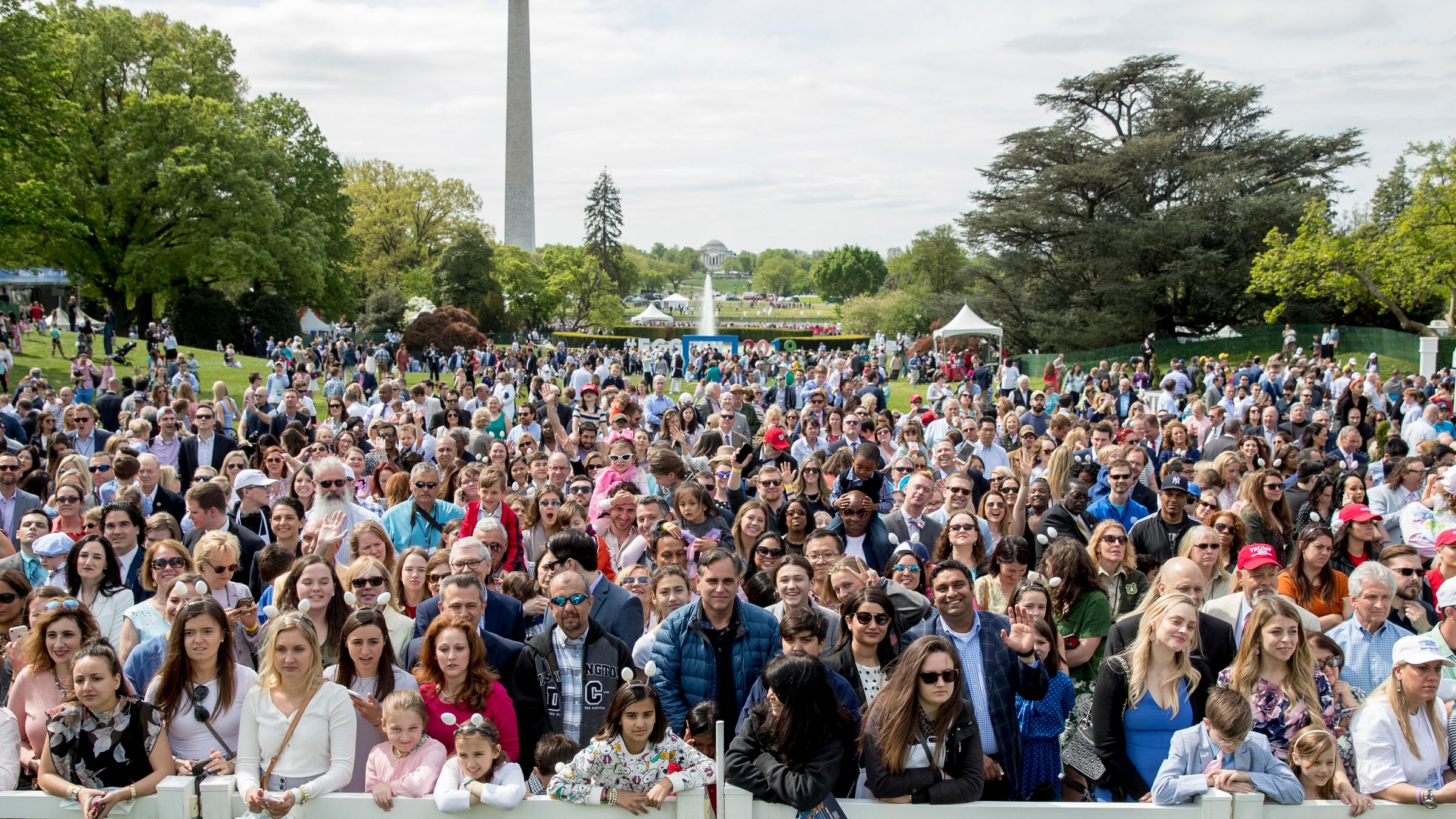 Viele Familien kommen für das traditionelle Ostereierrollen zum Weißen Haus in Washington am 22.04.2019