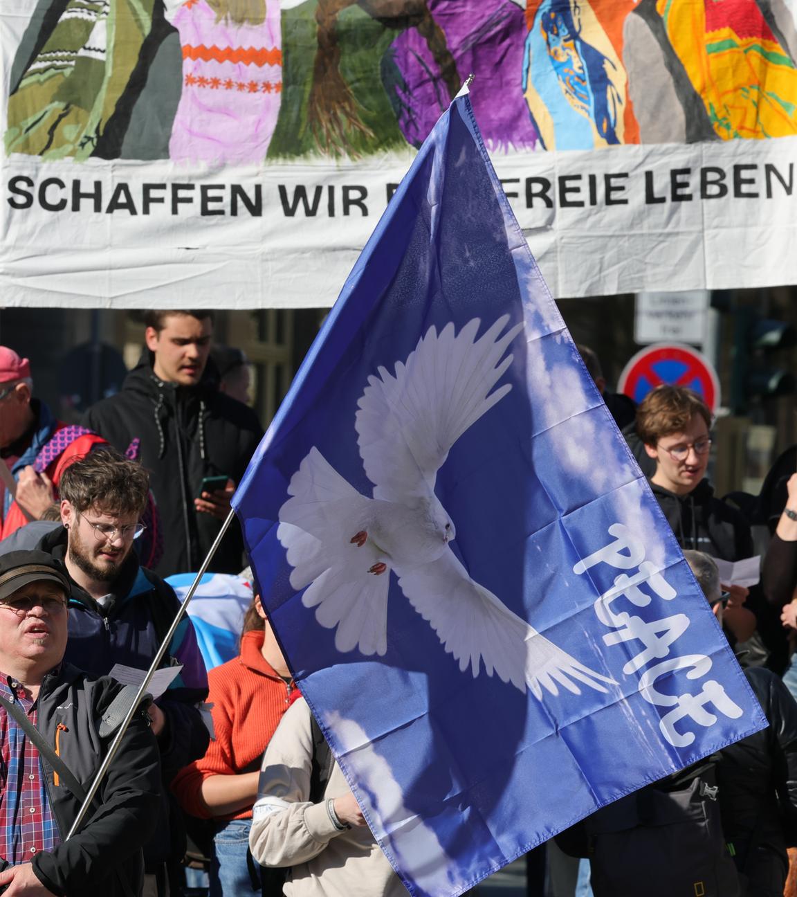 Teilnehmer einer Kundgebung anlässlich der Ostermärsche der Friedensbewegung in Thüringen ziehen durch die Innenstadt. 
