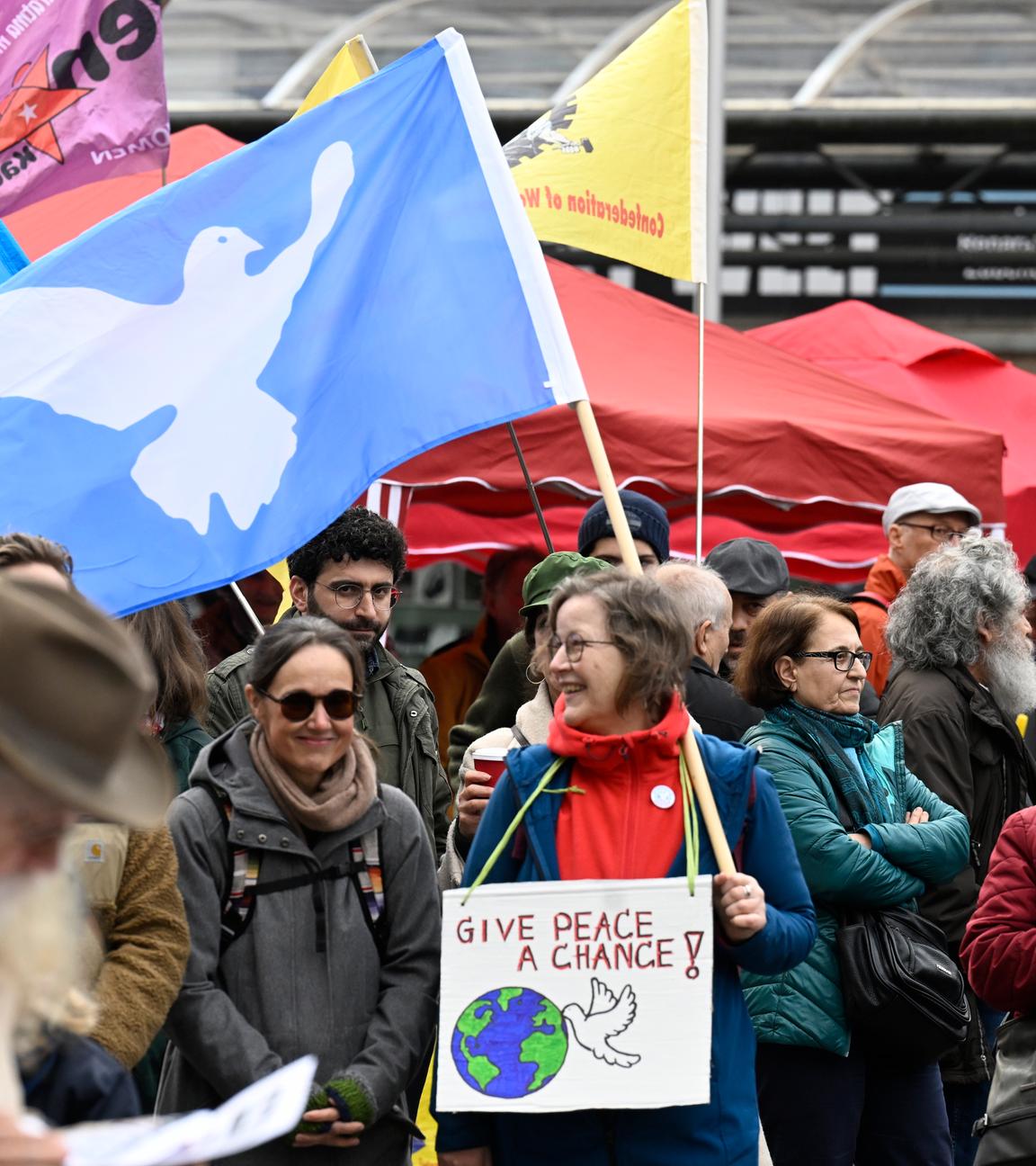 Duisburg: Menschen setzen sich bei den Ostermärschen für Frieden ein. 