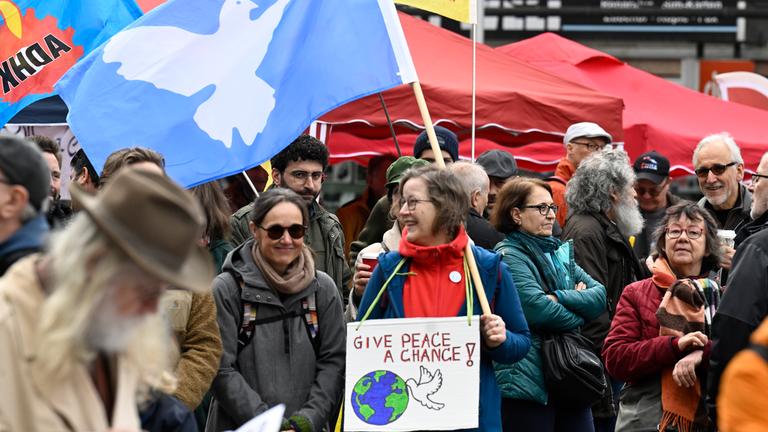 Duisburg: Menschen setzen sich bei den Ostermärschen für Frieden ein. 