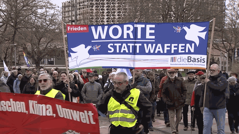 Demonstrierende bei Ostermarsch in Ostdeutschland