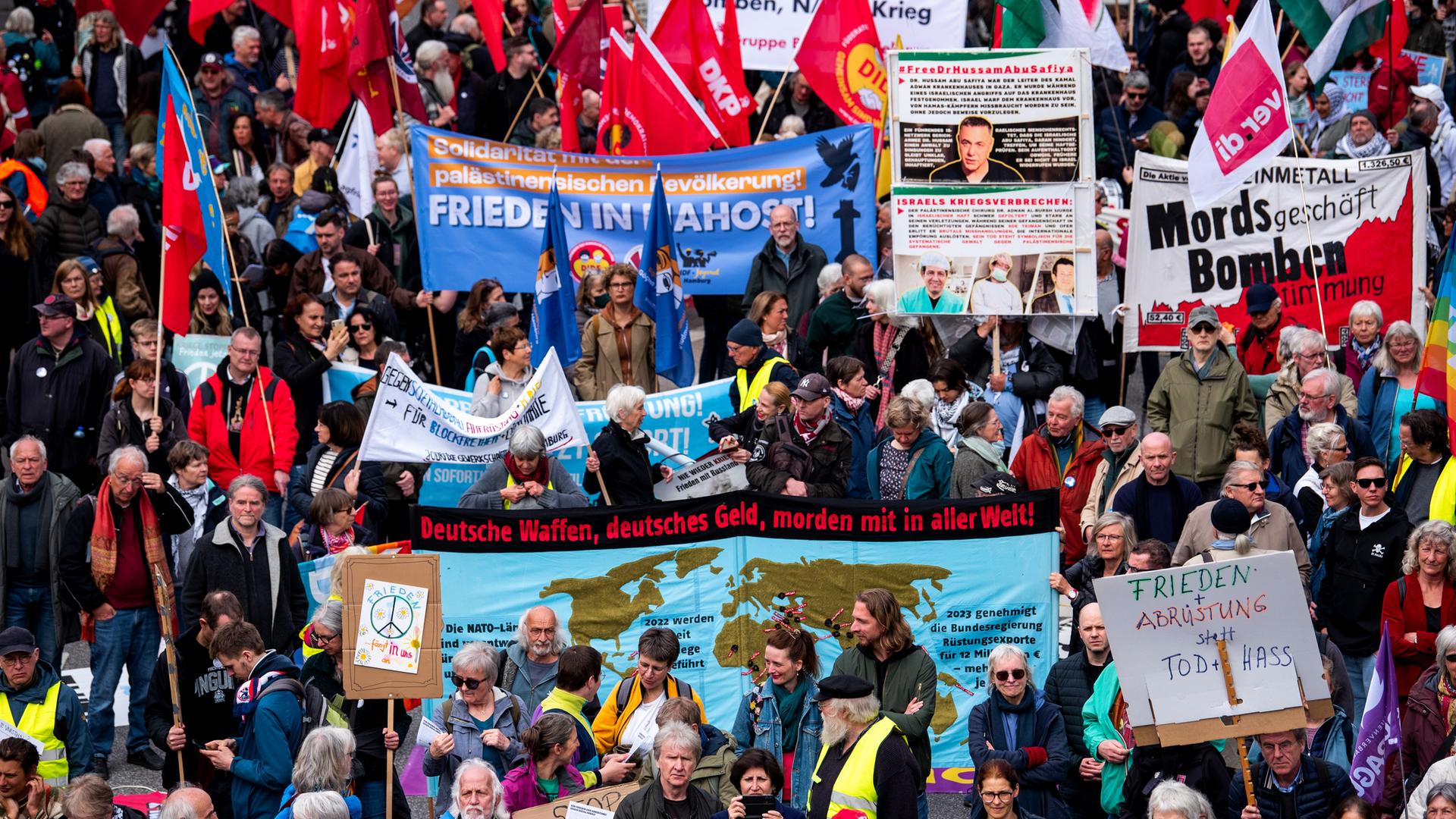 Hamburg: Teilnehmer eines Ostermarsches stehen zusammen. 
