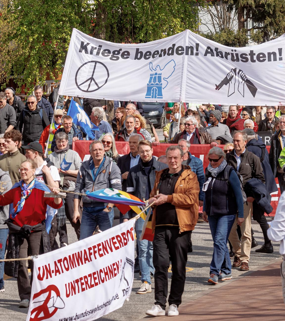 Hamburg: Unter dem Motto "Nicht unser Krieg!" gingen viele Menschen bei den Ostermärschen auf die Straße. 