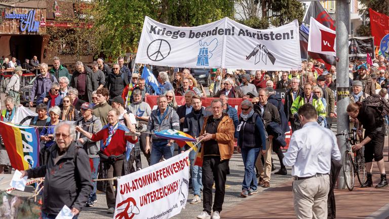 Hamburg: Unter dem Motto "Nicht unser Krieg!" gingen viele Menschen bei den Ostermärschen auf die Straße. 