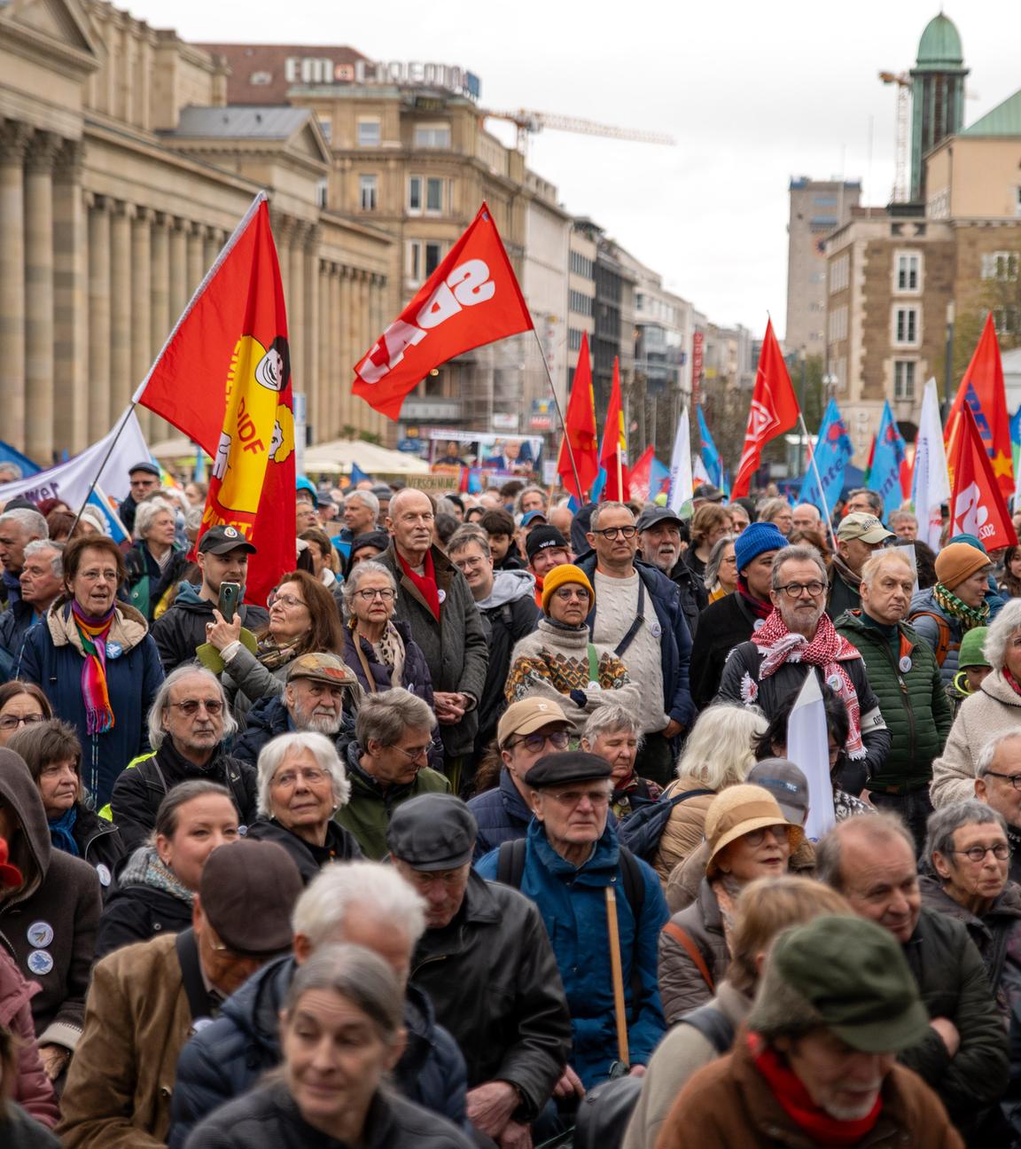 Zahlreiche Menschen nehmen auf dem Schlossplatz in Stuttgart an einem Ostermarsch teil.