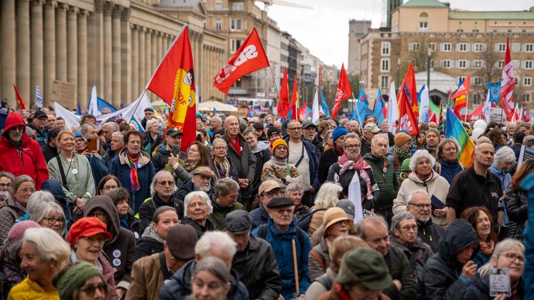 Zahlreiche Menschen nehmen auf dem Schlossplatz in Stuttgart an einem Ostermarsch teil.