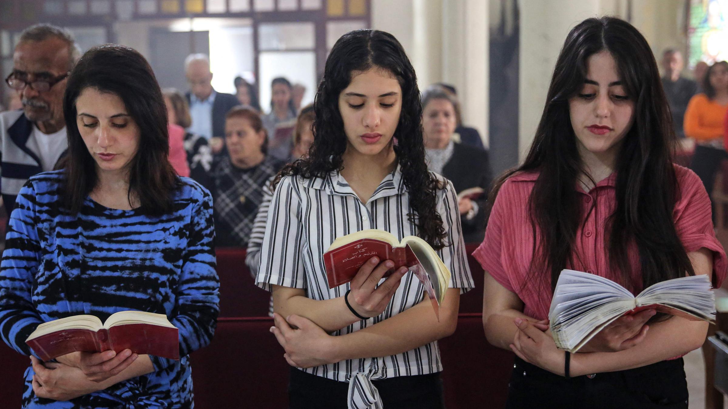 Palästinensische Christen feiern am 31.03.2024 in der katholischen Holy Family Church in Gaza-Stadt die Messe zum Ostersonntag.