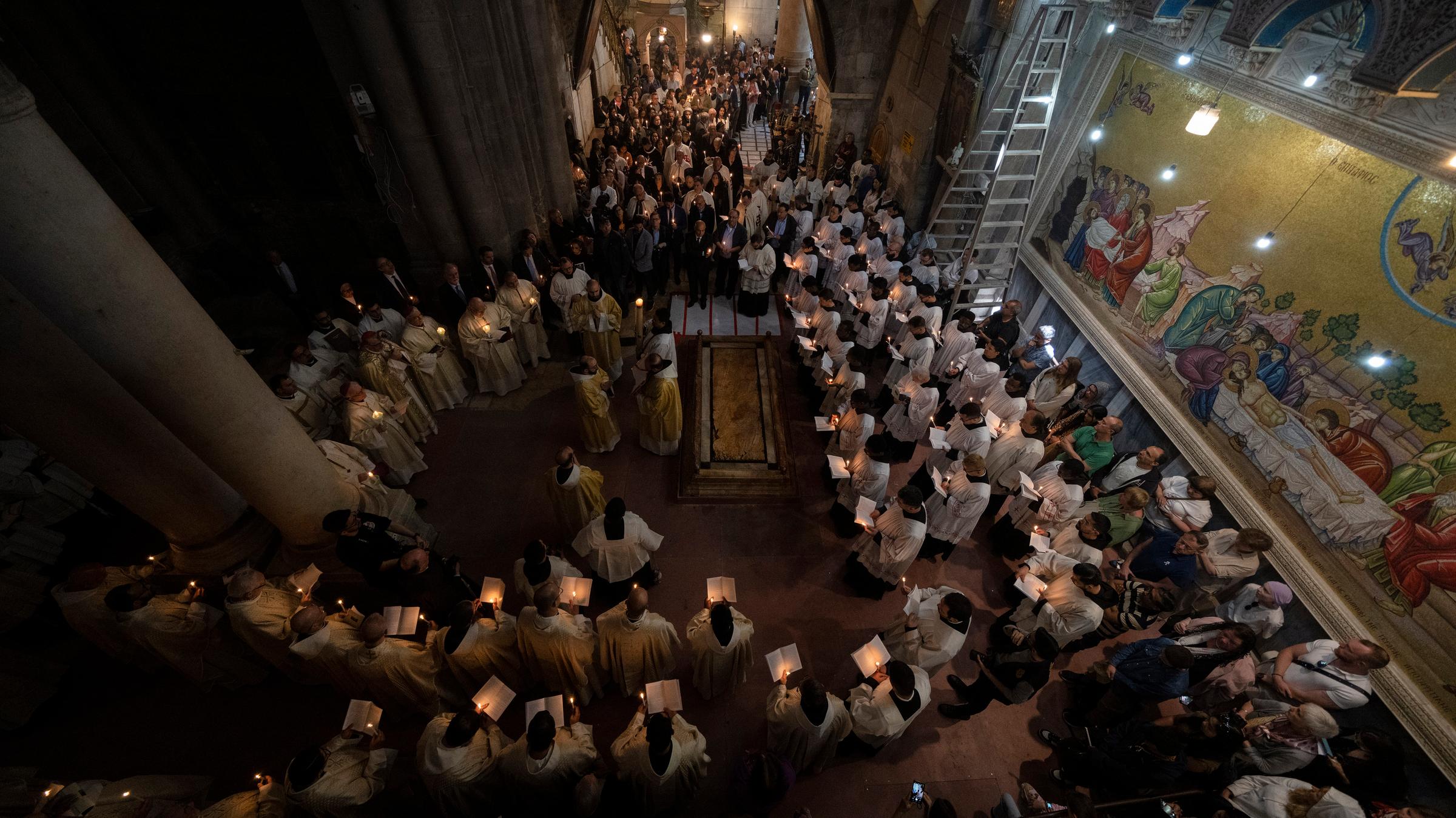 Geistliche gehen in einer Prozession um den Stein der Salbung am 31.03.2024 in Jerusalem.