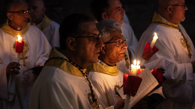 Mehrere Menschen bei einer heiligen Ostermesse